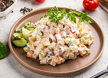 Салат Оливье с колбасой 1кг